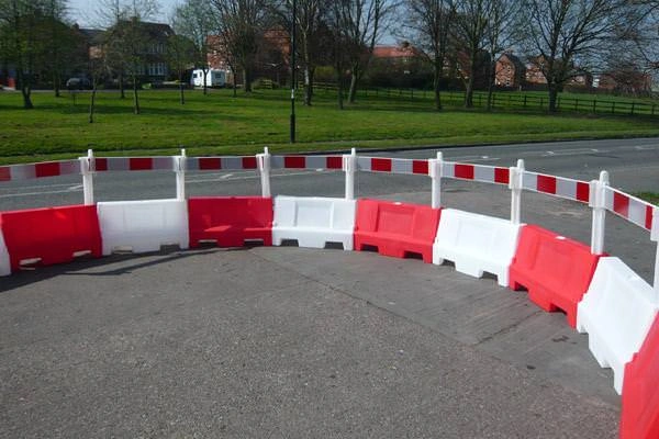 Červeno-biele plastové mobilné zábrany