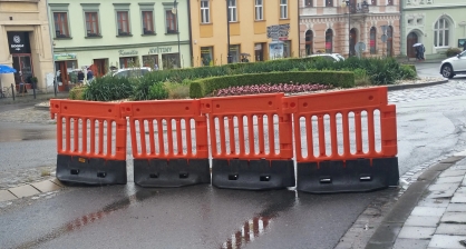 Plastové zábrany v praxi: Ako vybrať správne zabezpečenie pre priemysel, stavby aj cesty