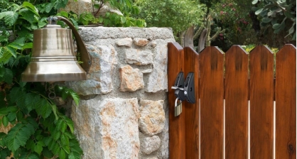 Polymerové kovanie pre brány a bránky – bezúdržbové, odolné a bezpečné riešenie