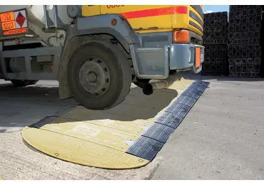 Cestné prejazdové dosky 15/5 pre šírku výkopu do 700 mm, koncový diel – SMC, nosnosť 44 t, 1500×500 mm