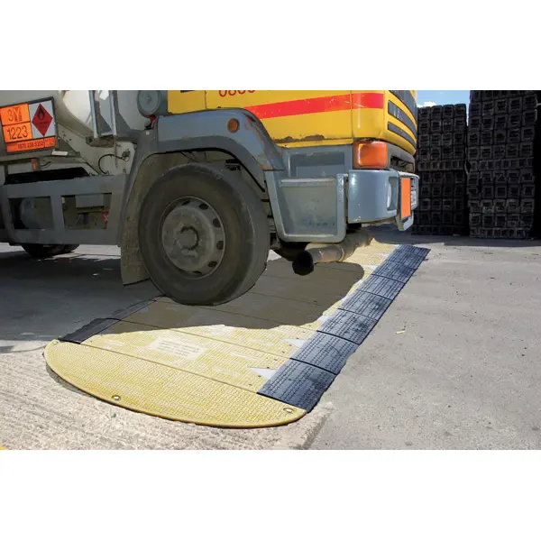 Cestné prejazdové dosky 15/5 pre šírku výkopu do 700 mm, koncový diel – SMC, nosnosť 44 t, 1500×500 mm