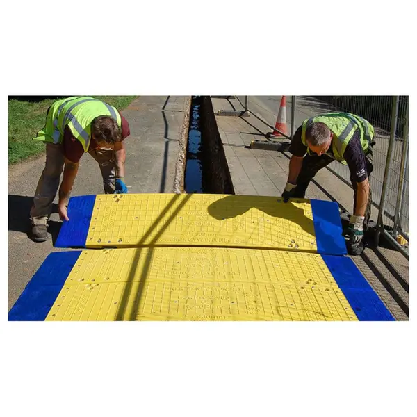 Cestné prejazdové dosky 15/5 pre šírku výkopu do 700 mm, priebežný diel – SMC, nosnosť 44 t, 1500×500 mm