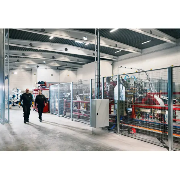 Drôtene oceľové priečky Modul Vario o dĺžke 20 m a viac – pletivo 100×20 mm, drát pr. 2,5 mm, stojka 60×60×2350 mm, pozink, v. 2350 mm