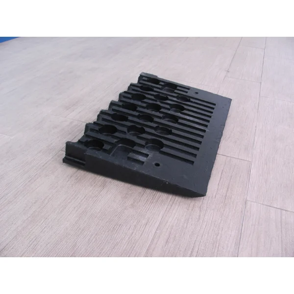 Gumová nájazdová rampa s reflexnými pruhmi, nízka – 500×325×50 mm, čierno-žltá