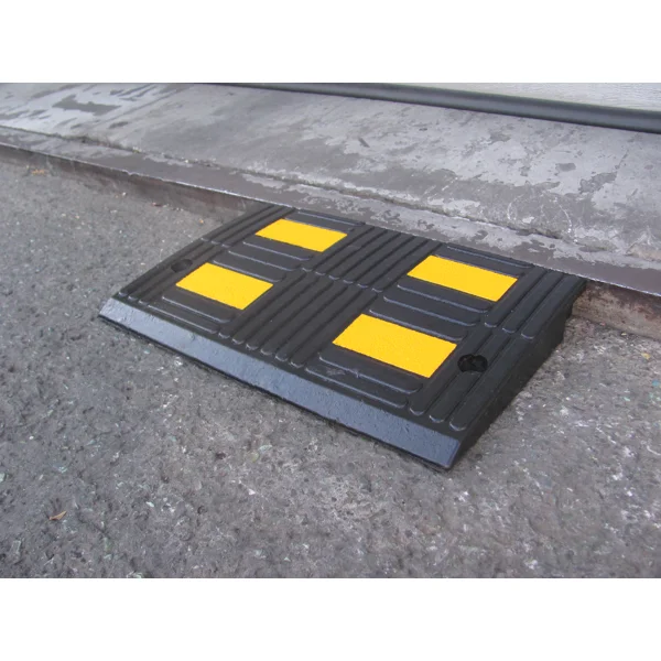 Gumová nájazdová rampa s reflexnými pruhmi, nízka – 500×325×50 mm, čierno-žltá