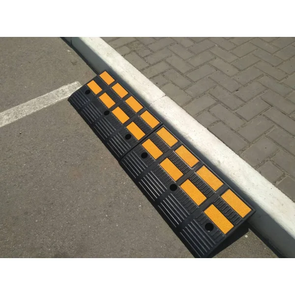 Gumová nájazdová rampa s reflexnými pruhmi, vysoká – 600×360×150 mm, čierno-žltá