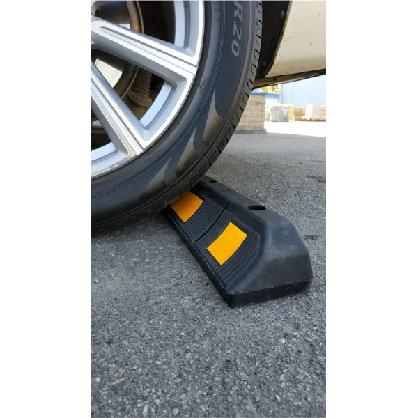 Gumový parkovací doraz pre automobily s reflexnými pruhmi – 590×120×90 mm, čierno-žltá