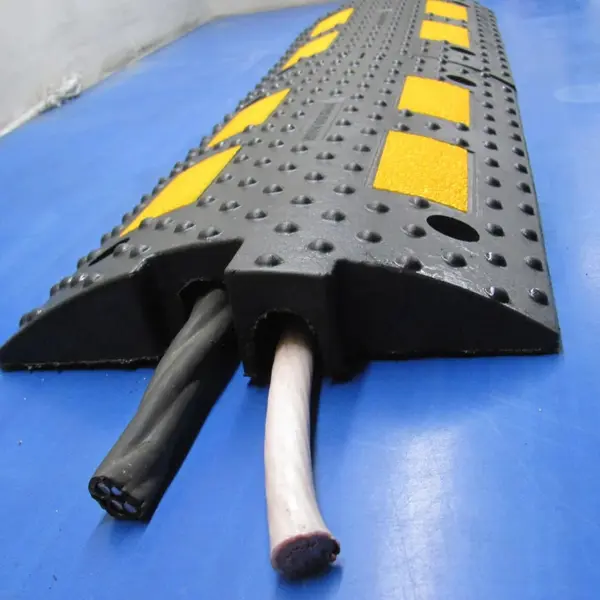 Gumový retardér – káblový prejazd 30 km/h, 30 t – 500×300×55,6 mm, čierno-žltý