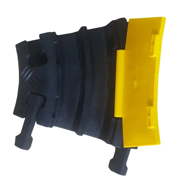 Káblový prejazd, most 1 t, rohový diel 30° – 250×50 mm, žlto-čierna