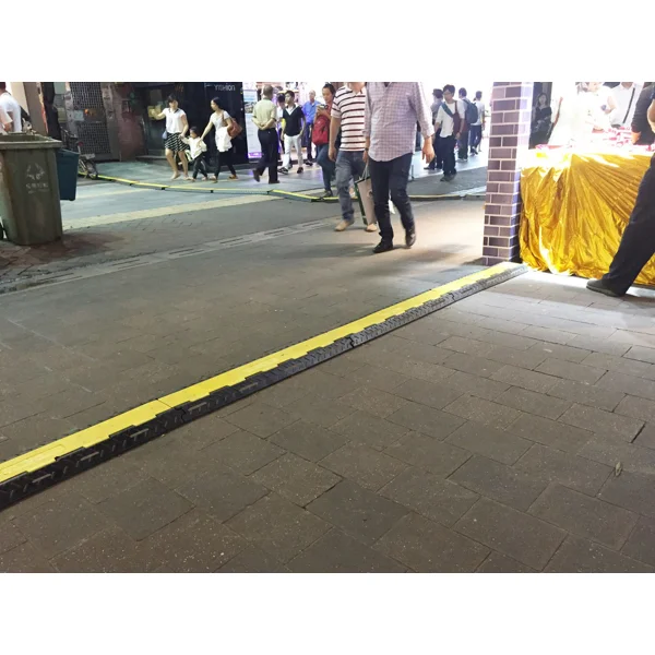 Káblový prejazd, most 10 t, rohový diel 30° – 250×500×65 mm, žlto-čierna