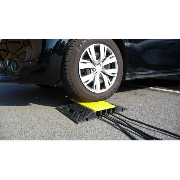 Káblový prejazd, most 10 t, rohový diel 30° – 250×500×70 mm, žlto-čierna