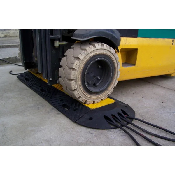 Káblový prejazd, most 10 t, rohový diel 30° – 250×500×70 mm, žlto-čierna