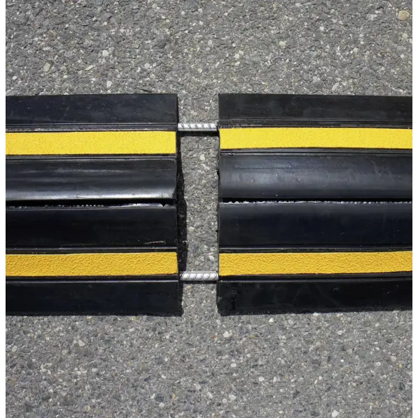 Káblový prejazd, most 5 km/h, 40 t – 1000×240×70 mm, žlto-čierna