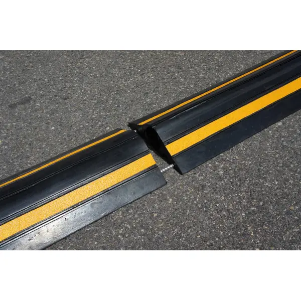 Káblový prejazd, most 5 km/h, 40 t – 1000×240×70 mm, žlto-čierna