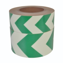 Luminiscenčná podlahová a nástenná páska, smerové pruhové značenie – PVC, zelená, 50 mm × 10 m