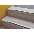 Luminiscenčný protišmykový profil na schodové hrany WT-5409 – minerálny granulát v syntetickej živici, luminiscenčná čierna, 600×31×106 mm