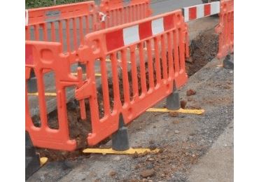 Mobilná plastová zábrana Avalon so základňou ClearPath – 1000×2000 mm, oranžová, reflexný pruh