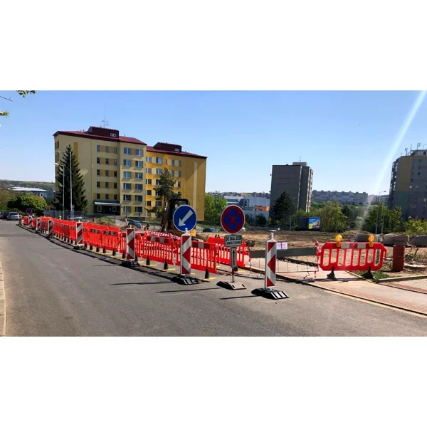 Mobilná plastová zábrana Avalon so základňou ClearPath – 1000×2000 mm, oranžová, reflexný pruh