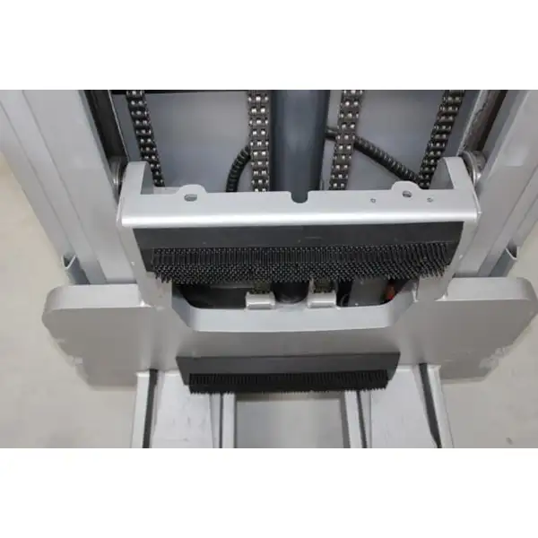 Mobilný magnetický nárazník pre manipulačnú techniku s gumovými štetinami – 540×120×50 mm