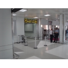 Mobilný zahradzovací stĺpik Popular Basic, biela – samonavíjacie pásmo 2,3 m, zelená