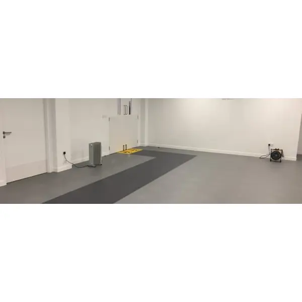 Nábehová lišta pre podlahové dlaždice Ecotile PVC – rohová, tmavo sivá, 580×80×7 mm