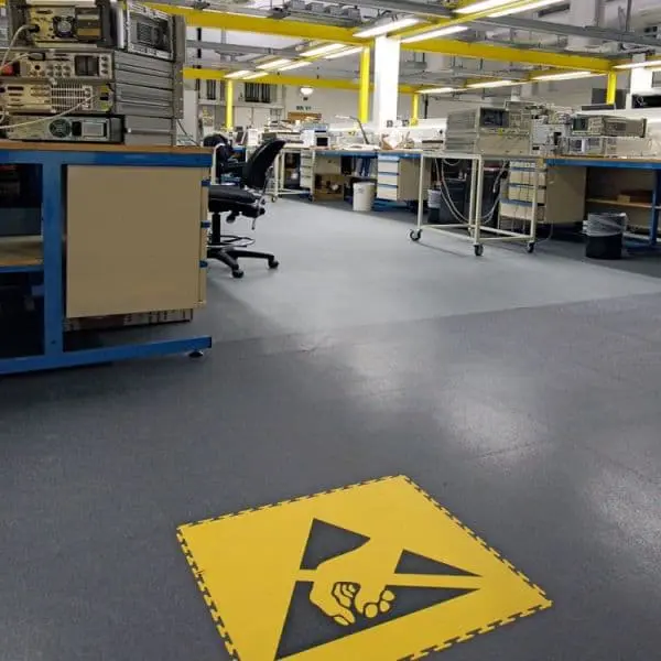 Nábehová lišta pre podlahové dlaždice Ecotile PVC – rohová, tmavo sivá, 580×80×7 mm
