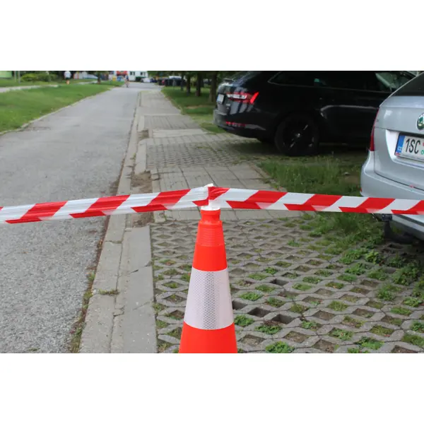 Nádstavec na dopravný kužeľ RotaCap Universal, otočný pre uchytenie plastovej reťaze a vytyčovacej pásky – biela, balenie 50 ks