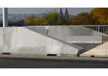 Obojstranné cestné betónové zvodidlo TYP100 – krajný diel, 4000×695×1000 mm