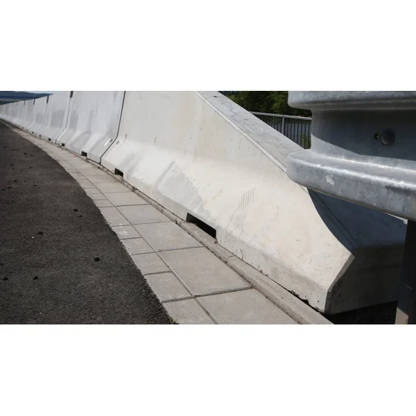 Obojstranné cestné betónové zvodidlo TYP100 – priebežný diel, 4000×695×1000 mm