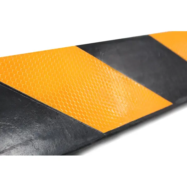 Ochrana rohov, gumový nárazník Rubber 800 – čierna, reflexnými prúžky, 800×100×8 mm