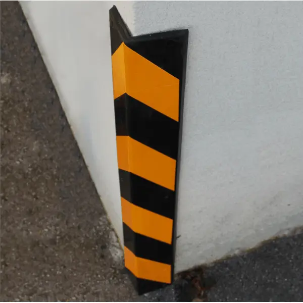 Ochrana rohov, gumový nárazník Rubber 800 – čierna, reflexnými prúžky, 800×100×8 mm
