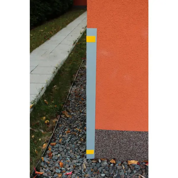 Ochranný rohový profil SlimPVC s 2 reflexnými prúžkami – 1000×65×2 mm