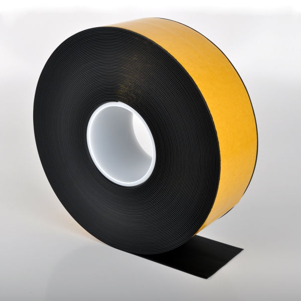 Odolná podlahová páska WT-500 so skosenou hranou – PVC, čierna, 50 mm × 25 m