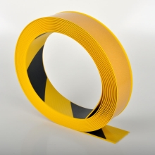 Odolná podlahová páska WT-500 so skosenou hranou – PVC, žlto-čierna, 50 mm × 10 m