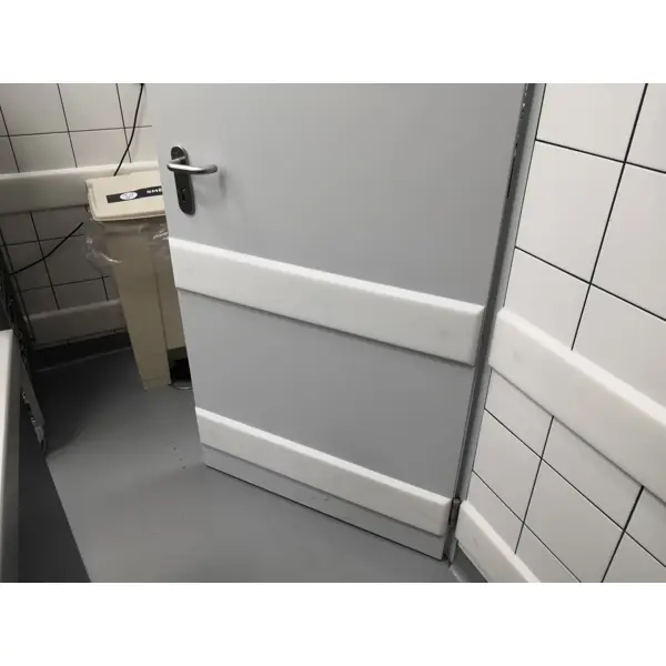 Okopová doska WallProtec Hygienic so skosenou hranou – plast, biela/mliečna, 2000×195 mm (1×/–)