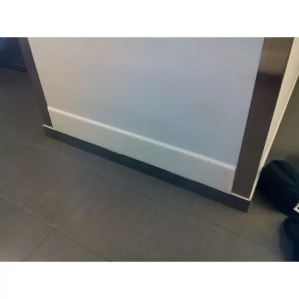 Okopová doska WallProtec Hygienic so skosenou hranou – plast, biela/mliečna, 2000×195 mm (2×/–)