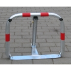 Parkovacia zábrana U60 – oceľ, strieborno-červená, 510×600 mm, sklopná, zámok FAB