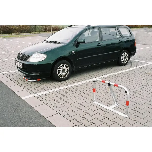 Parkovacia zábrana U80 – oceľ, bielo-červená, 510×800 mm, sklopná, zámok FAB