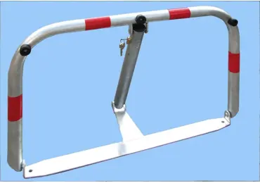 Parkovacia zábrana U80 – oceľ, bielo-červená, 510×800 mm, sklopná, zámok FAB