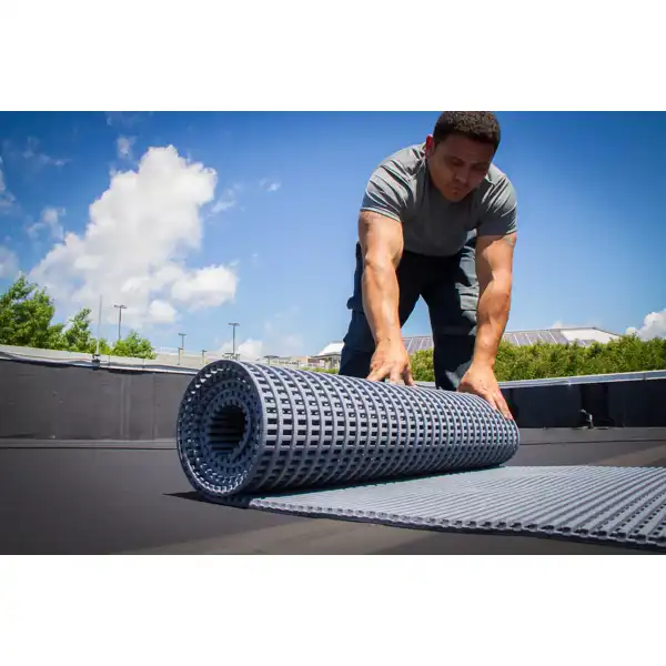 Pochozia rohož na ploché strechy Mats4Roof – PVC, 600×14 mm, rolka 10 m, sivá