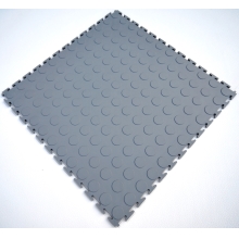 Podlahová dlaždica Ecotile PVC – profilované kolieska, svetlo sivá, 500×500×7 mm