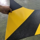 Predformovaná čierno-žltá bezpečnostná línia – termoplast, 1000×500 mm, balenie 5 ks