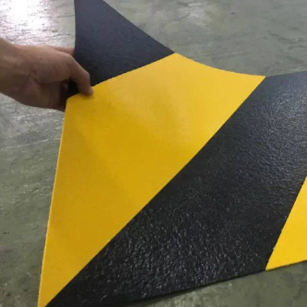 Predformovaná čierno-žltá bezpečnostná línia – termoplast, 1000×500 mm, balenie 5 ks