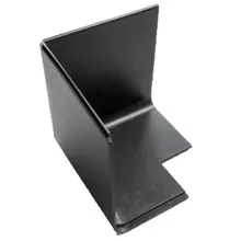 Profil. soklová lišta–vnútorný roh StandardRecycled z recyklovaného PVC – 100×160×6 mm, hladký povrch, čierna