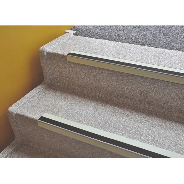 Protišmykový profil na schodové hrany WT-5409 – minerálny granulát v syntetickej živici, žltá, 800×31×56 mm