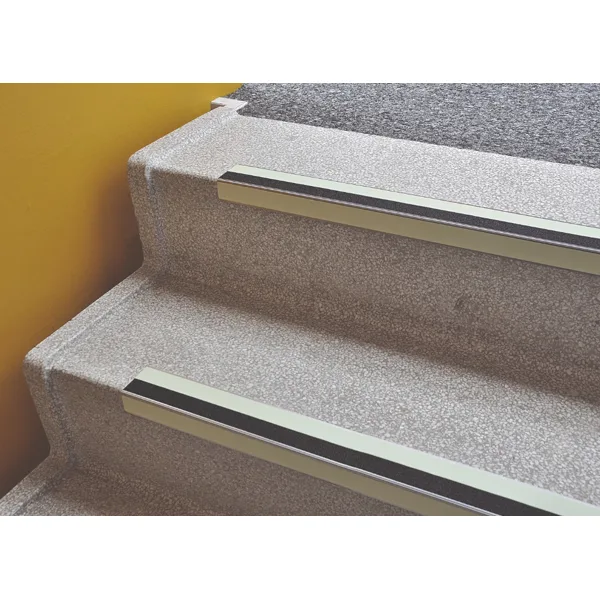 Protišmykový profil na schodové hrany WT-5409 – minerálny granulát v syntetickej živici, žluto-čierna, 1000×31×56 mm