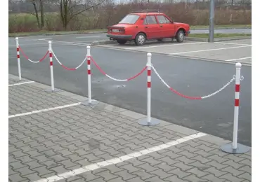 Sada mobilních stĺpikov (4 stĺpiky, 1 plastová reťaz s dĺžkou 15 m) – kov, bielo-červená, 970 mm