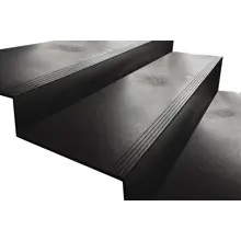 Schodové hrany, nášľapy StandardRecycled z recyklovaného PVC – 300×200×1080×10 mm, hladký povrch, čierna