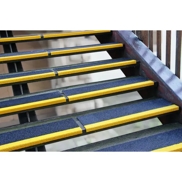Sklolaminatový protišmykový profil na hranu schodu, GRP Medium – široký, 230×800×30 mm, tl.3,8 mm, čierny