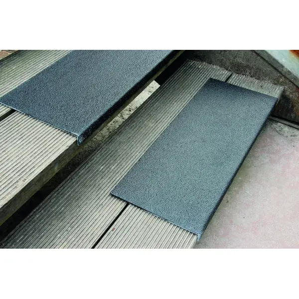 Sklolaminatový protišmykový profil na hranu schodu GRP Medium – široký, 230×800×30 mm, húbka 3,8 mm, čierny